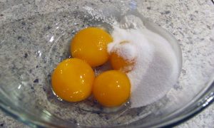 Kiaušinių tryniai ir cukrus